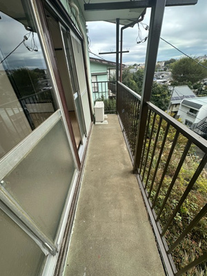 【バルコニー】 | 第二花園荘 | バルコニーは南西向きなので、お洗濯物はお昼からでも乾きそう♪2部屋から出入りできるのが嬉しいですよね！