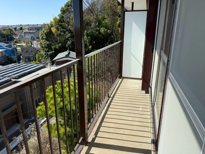 【バルコニー】 | 第二花園荘 | バルコニーは南西向きなので、お洗濯物はお昼からでも乾きそう♪2部屋から出入りできるのが嬉しいですよね！