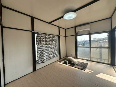 【洋室】 | 第二花園荘 | 南西向き洋室6帖☆バルコニーに繋がる角部屋二面採光のお部屋です！エアコン付きで1年中快適に過ごせますね☆