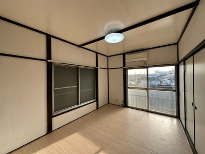 【洋室】 | 第二花園荘 | 南西向き洋室6帖☆バルコニーに繋がる角部屋二面採光のお部屋です！エアコン付きで1年中快適に過ごせますね☆