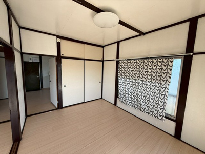 【寝室】 | 第二花園荘 | 南西向き洋室6帖☆収納スペースがあります♪荷物の多い方も安心の収納力です！