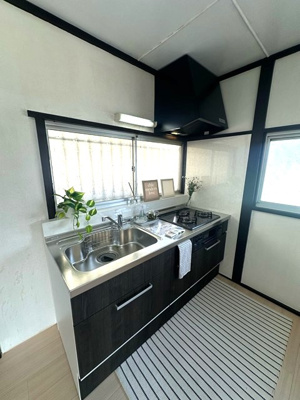 【キッチン】 | 第二花園荘 | 木目調のおしゃれなデザインのシステムキッチンです！窓があるので換気もOK♪場所を取るお鍋やお皿もすっきり収納できます♪