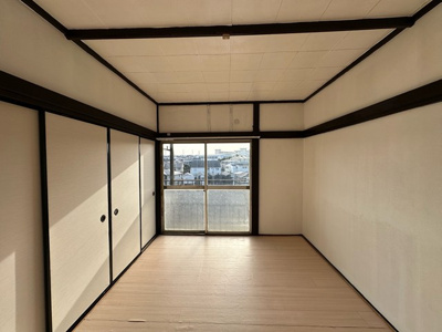 【洋室】 | 第二花園荘 | 南西向き洋室6帖☆バルコニーに繋がるお部屋です！ベッドを置いて寝室にするのもオススメです☆