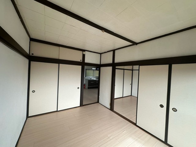 【寝室】 | 第二花園荘 | 南西向き洋室6帖☆収納スペースがあります♪荷物をたっぷり収納できてお部屋がすっきり片付きます☆