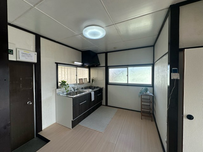 【居間・リビング】 | 第二花園荘 | ダイニングキッチン8.5帖☆角部屋・二面採光のお部屋です♪椅子とテーブルを囲んで家族団欒の時間を過ごせます♪