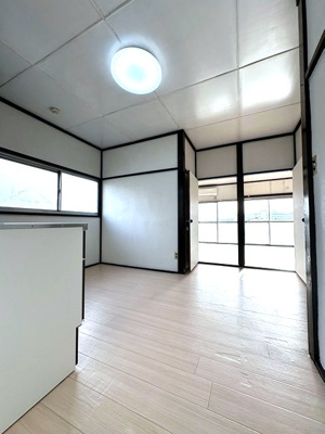 【居間・リビング】 | 第二花園荘 | ダイニングキッチン8.5帖☆角部屋・二面採光のお部屋です♪椅子とテーブルを囲んで家族団欒の時間を過ごせます♪