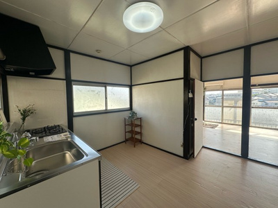 【居間・リビング】 | 第二花園荘 | ダイニングキッチン8.5帖☆洋室側からの眺めです♪広めのキッチンスペースで毎日楽しくお料理もできますね！