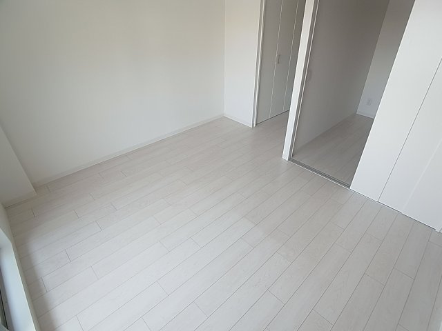 V-ルネサンス大塚町の内装|白基調の明るいフローリング