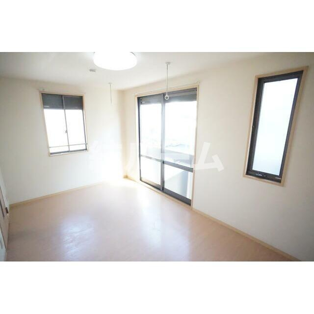 坂戸市緑町のアパートの居間・リビング