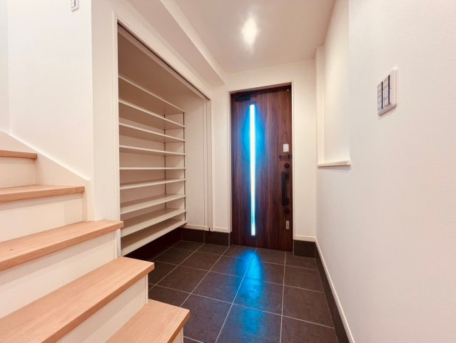 【玄関】 | 練馬区向山１丁目　新築戸建て | 【インフィーア施工例】開放的な玄関スペース