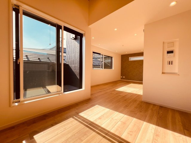 【居間・リビング】 | 練馬区向山１丁目　新築戸建て | 【インフィーア施工例】2階LDKはたっぷりの日当りを確保