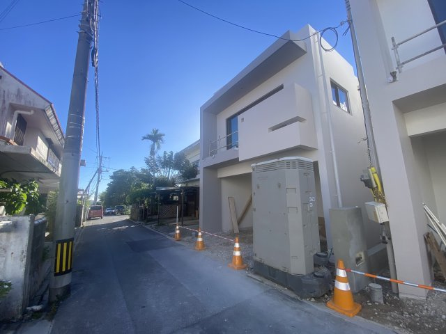 北谷町吉原Ⅲ（全2棟）2号棟の前面道路含む現地写真|※南側道路4m♪