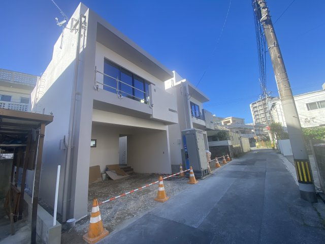 北谷町吉原Ⅲ（全2棟）2号棟の前面道路含む現地写真|※南側道路4m♪