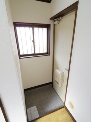 【玄関】 | メゾンジュネス | 窓付き