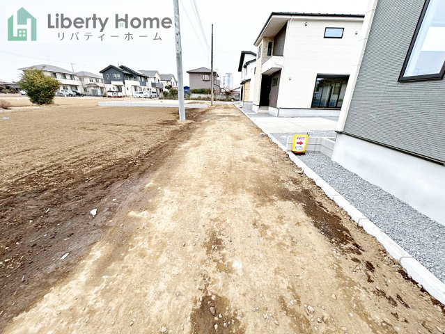 水戸市小吹町2期　新築戸建　1号棟の前面道路含む現地写真