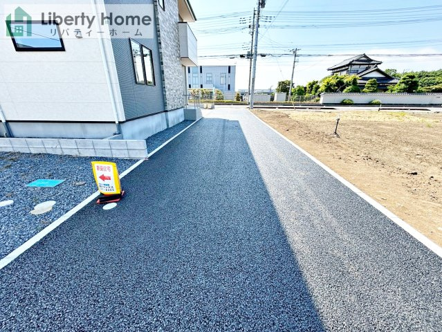 水戸市小吹町2期　新築戸建　1号棟の前面道路含む現地写真