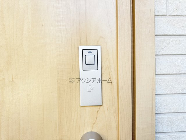 飯能市双柳・全14棟　新築一戸建　9号棟　～LDK16.5帖～の玄関|高い防犯性と利便性のカードキーで楽々開錠♪