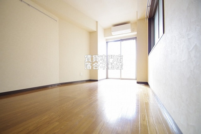 【寝室】 | 西川ビル | 落ち着いた色調のお部屋