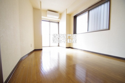 【居間・リビング】 | 西川ビル | 2面採光の落ち着いたお部屋♪