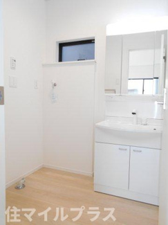 【独立洗面台】 | 郡山市開成5丁目新築一戸建て3棟 | 独立洗面台、小物を置くことができて便利です