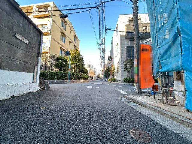 渋谷区笹塚2丁目　新築戸建の前面道路含む現地写真|2025.11.27撮影

現地ご見学希望・資料請求などお気軽にお問い合わせ下さい！
03-5990-5201