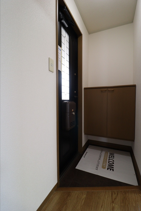 メゾンドールα　A棟の玄関