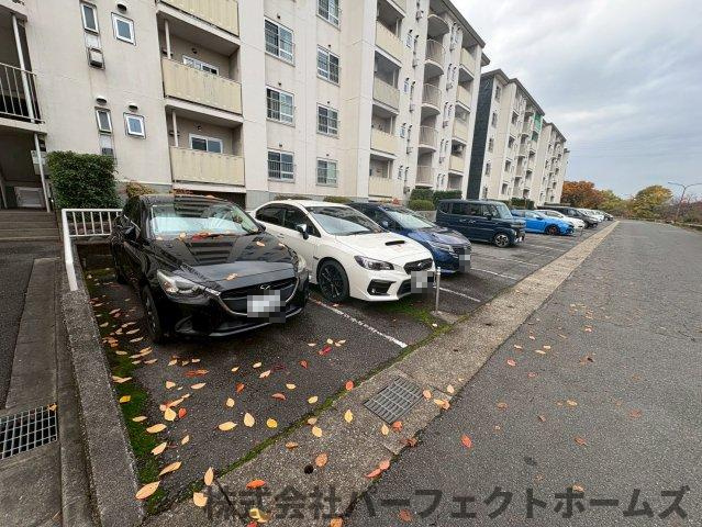 藤阪ハイツA1棟の駐車場|駐車スペースもあります