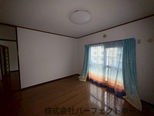 藤阪ハイツA1棟の洋室|明るい洋室です