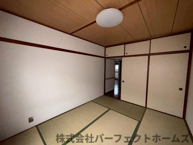 藤阪ハイツA1棟の和室|柔らかい畳が心地よい和室