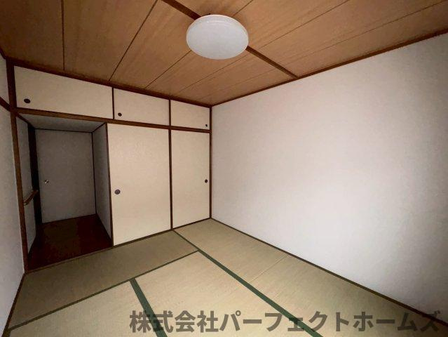 藤阪ハイツA１棟の和室|柔らかい畳が心地よい和室
