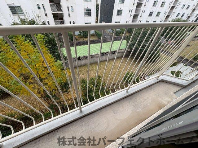 藤阪ハイツA１棟のバルコニー|外からの目が気にならないバルコニーで洗濯物が干せます