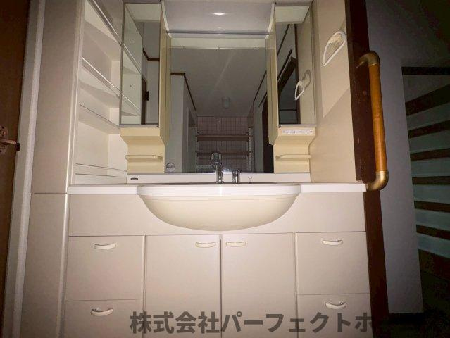 藤阪ハイツA1棟の独立洗面台|朝の身支度には欠かせない独立洗面化粧台