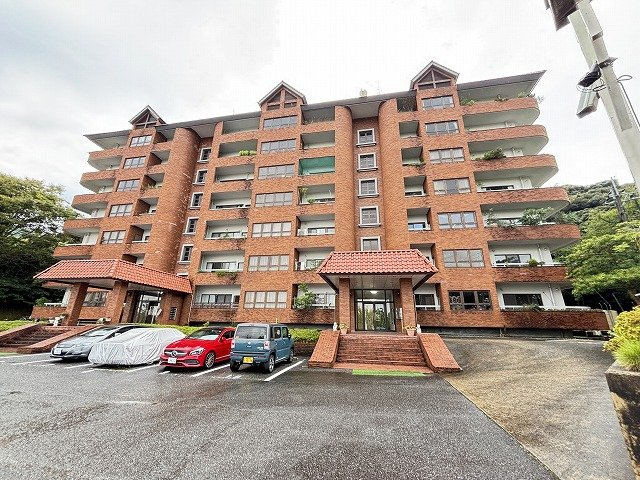 【外観】 | 伊都の里シャトーアリス | 住み良い緑豊かな西区エリア。丘の上に建つマンションなので、眺望良好です！