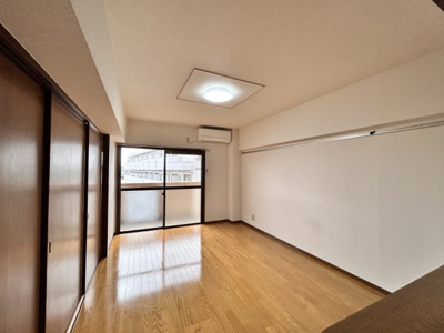 【居間・リビング】 | リバティ | 南側洋室