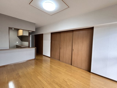 【居間・リビング】 | リバティ | 南側洋室