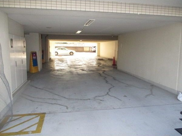 aLATO白壁(旧レジディア白壁)の駐車場