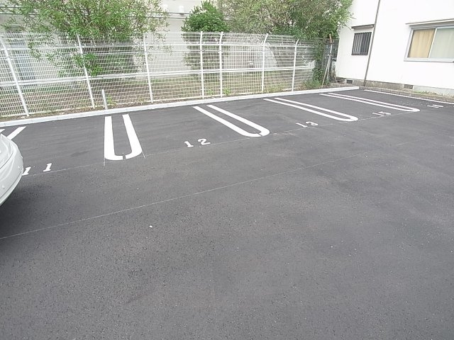 クローバー富士２号館の駐車場|敷地内駐車場に空き御座います