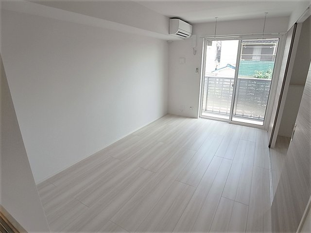 クローバー富士２号館の居間・リビング|約10.6帖のリビングにはエアコンが設置済です