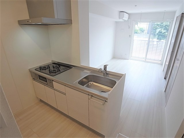 クローバー富士２号館のキッチン|カウンター型システムキッチン（ガス３口・グリル付き）