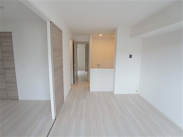 クローバー富士２号館の内装|日当たりの良いリビングスペース