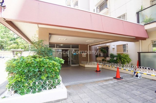 【エントランス】 | メガロコープ平野第3号棟 | ゴミ出し楽々、毎朝玄関前までゴミ回収あります！「イズミヤ」徒歩3分圏内です♪