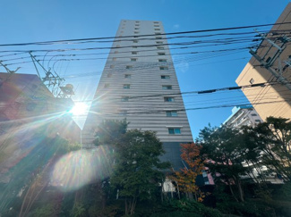 【外観】 | サニー警固店（24時間営業）まで徒歩約2分、セブンイレブン福岡警固2丁目店まで徒歩1分圏内。地下鉄空港線「赤坂」駅 徒歩8分、地下鉄七隈線「薬院大通」駅・「桜坂」駅も徒歩圏のダブルアクセス。