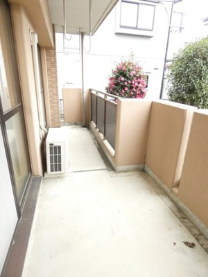 【バルコニー】 | トゥールモンドＡ | 外からの目が気にならないバルコニーで洗濯物が干せます