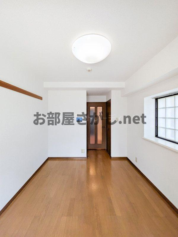 【交通が便利なエリア】クレアシオン市ヶ谷西の居間・リビング