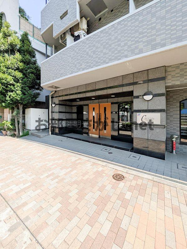 【交通が便利なエリア】クレアシオン市ヶ谷西のエントランス