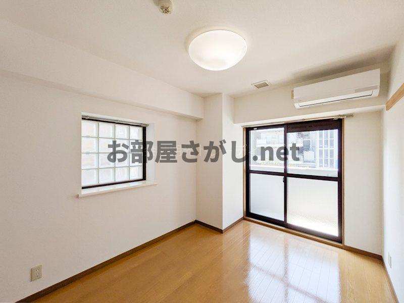 【交通が便利なエリア】クレアシオン市ヶ谷西の居間・リビング