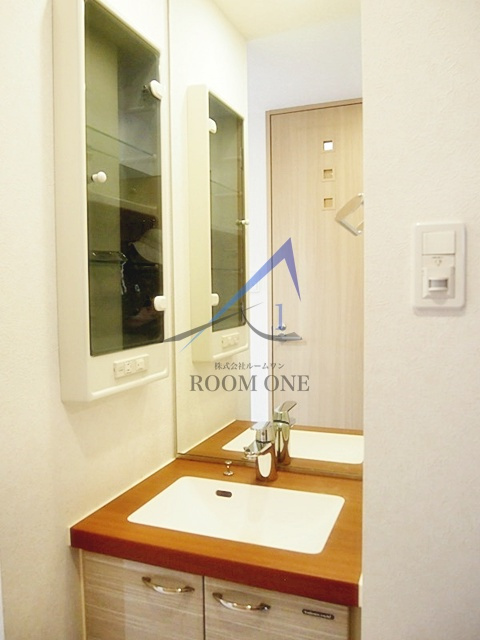 ルーブル仲六郷弐番館の洗面所|独立洗面台です。