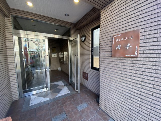 ウェルコート岡本のエントランス