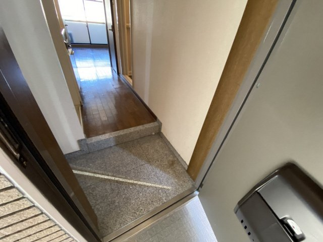 ウェルコート岡本の玄関