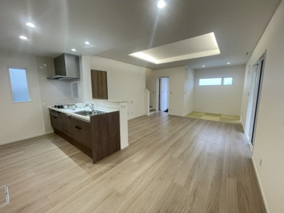 【居間・リビング】 | 八重瀬町伊覇（全4棟）ラスト2号棟 | 2号棟　LDK17.9帖＋畳コーナー2帖付き♪